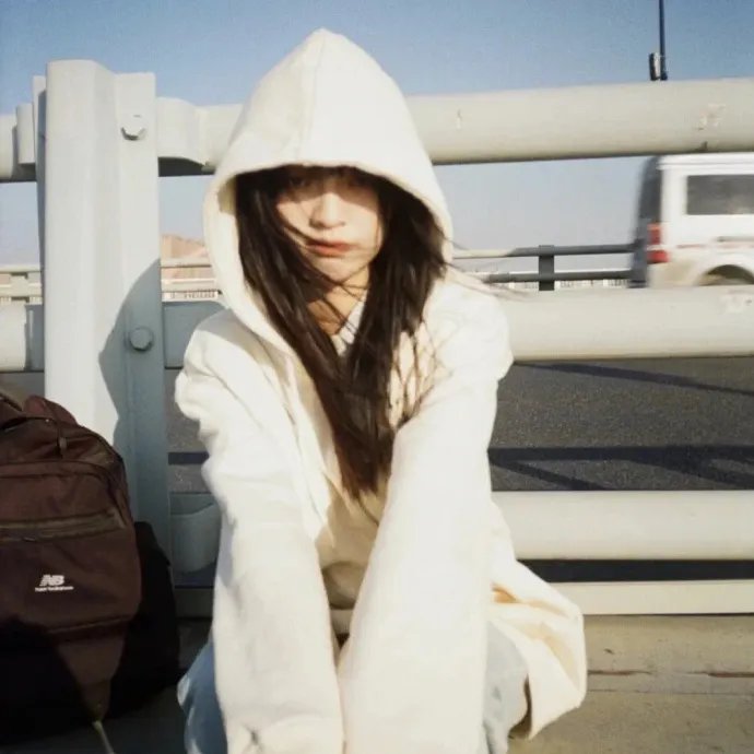 人妻的嘴唇尝起来有罐装沙瓦的味道